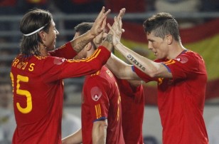 Spain's Torres celebrates his goal with his teammate Ramos during a friendly soccer match against Poland in Murcia