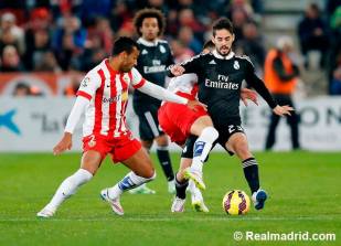 Isco controls the ball