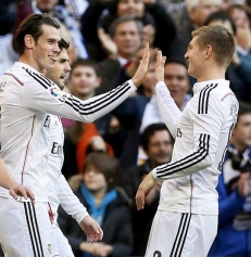 Bale high fives Kroos
