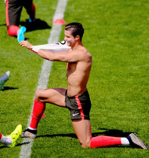 epa04790182 Portugal?s national soccer team's players Fontes (top left), Fabio Coentr鉶 (L) and Cristiano Ronaldo (R) during the training session in view of the upcoming match against Armenia at Tbilisi stadium, Georgia, 09 June 2015. Portugal will face Armenia in the UEFA EURO 2016 qualifying soccer match on 13 June 2015.  EPA/HUGO DELGADO