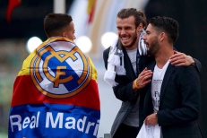 MADRID, SPAIN - MAY 29: Gareth Bale (2ndL) of Real Madrid CF jokes with his teammates Francisco Roman Alarcon alias Isco (R) and Lucas Vazquez (L) during their team celebration at Cibeles square after winning the Uefa Champions League Final match agains Club Atletico de Madrid on May 29, 2016 in Madrid, Spain. (Photo by Gonzalo Arroyo Moreno/Getty Images)